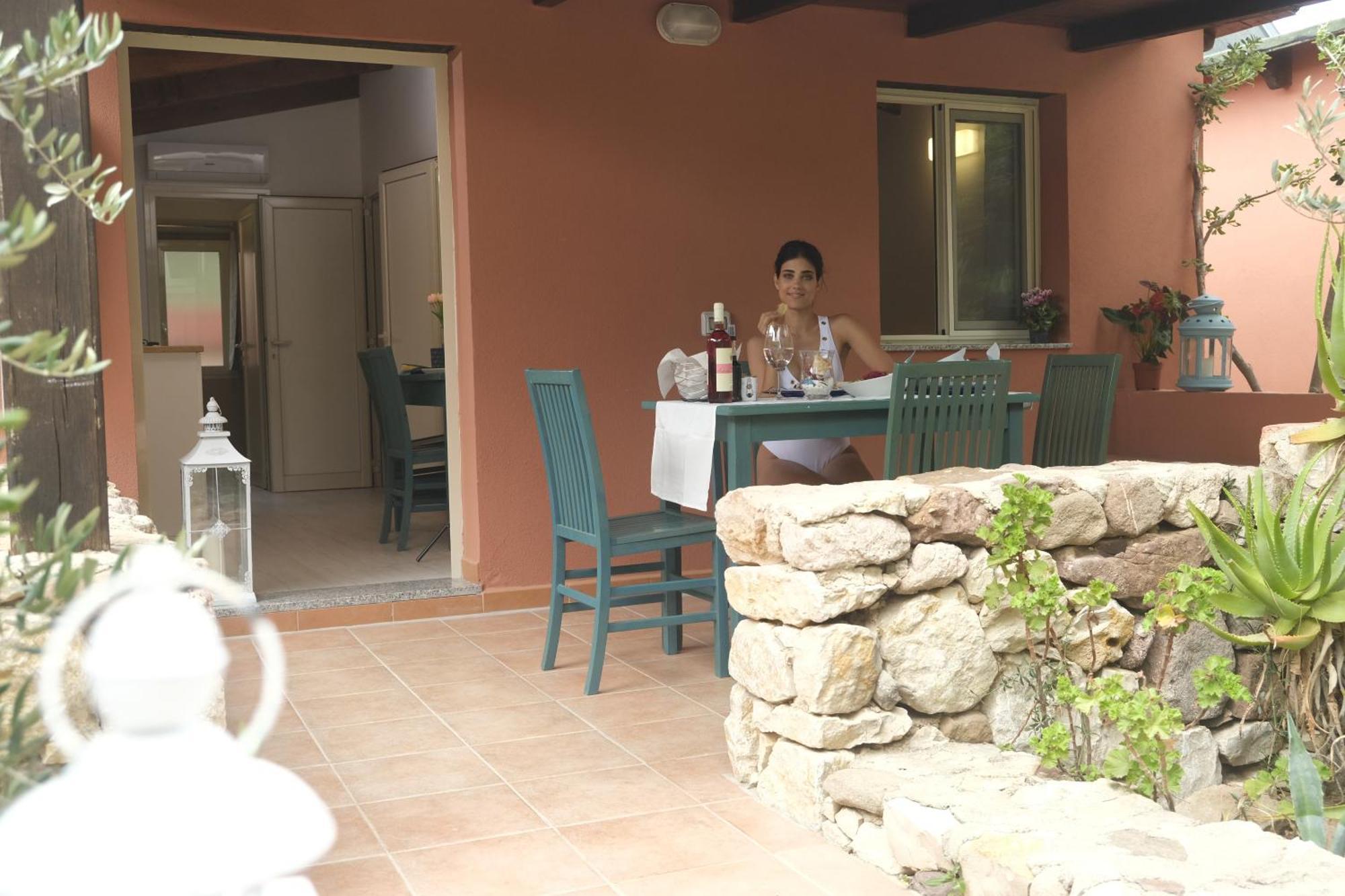 Villaggio Camping Torre Del Porticciolo Порто Конте Стая снимка