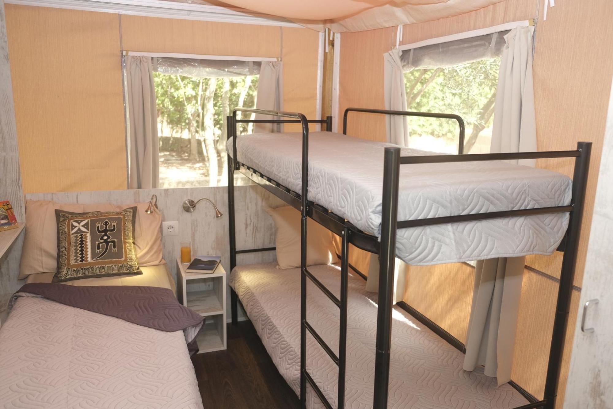Villaggio Camping Torre Del Porticciolo Порто Конте Стая снимка