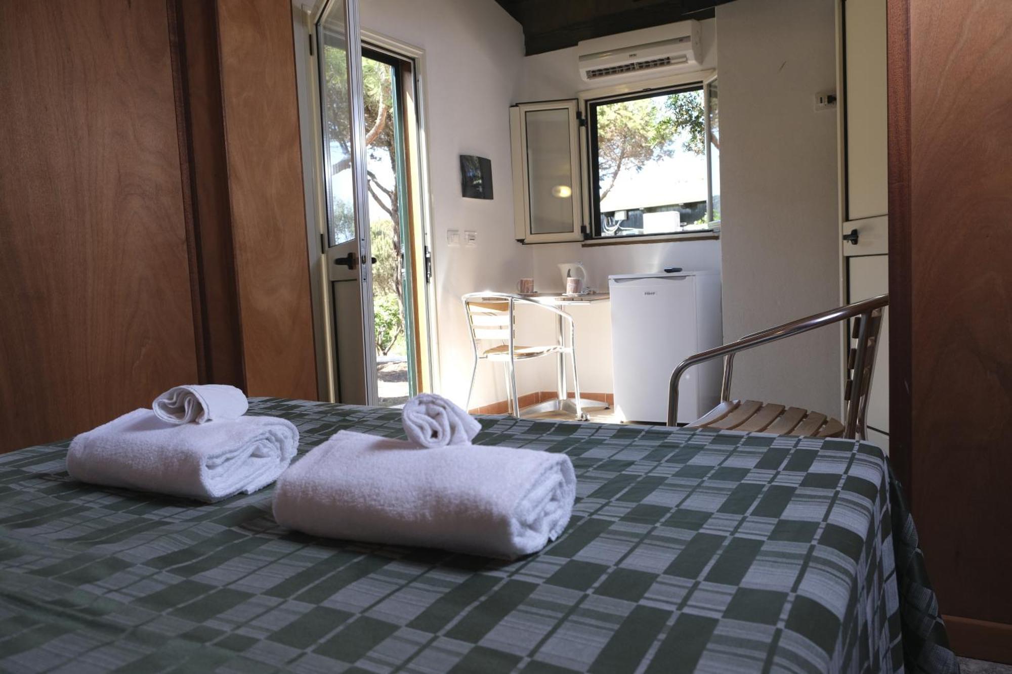 Villaggio Camping Torre Del Porticciolo Порто Конте Стая снимка